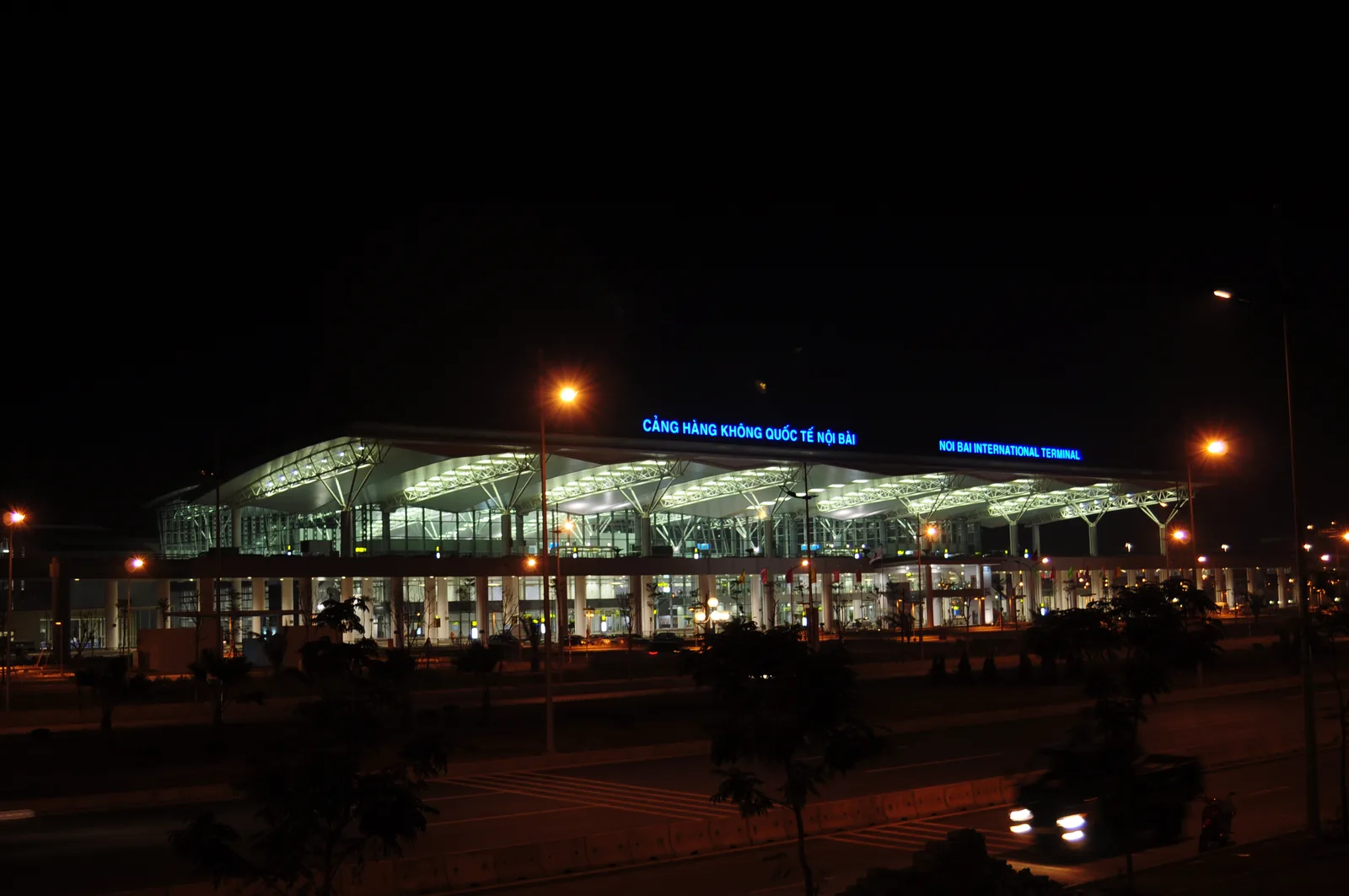 อาคารผู้โดยสาร 2 สนามบินนานาชาตินอยบ่าย ฮานอย ยามค่ำคืน มีป้าย NOI BAI INTERNATIONAL TERMINAL หนึ่งในสนามบินที่ขอ VAT Refund เวียดนาม 2026 ได้ตามประกาศรัฐบาลเวียดนาม