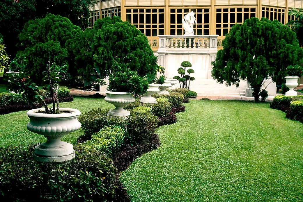 สวนและรูปปั้นด้านหน้ามุขของ พระที่นั่งวิมานเมฆ ภาพถ่ายเมื่อ พ.ศ. 2541