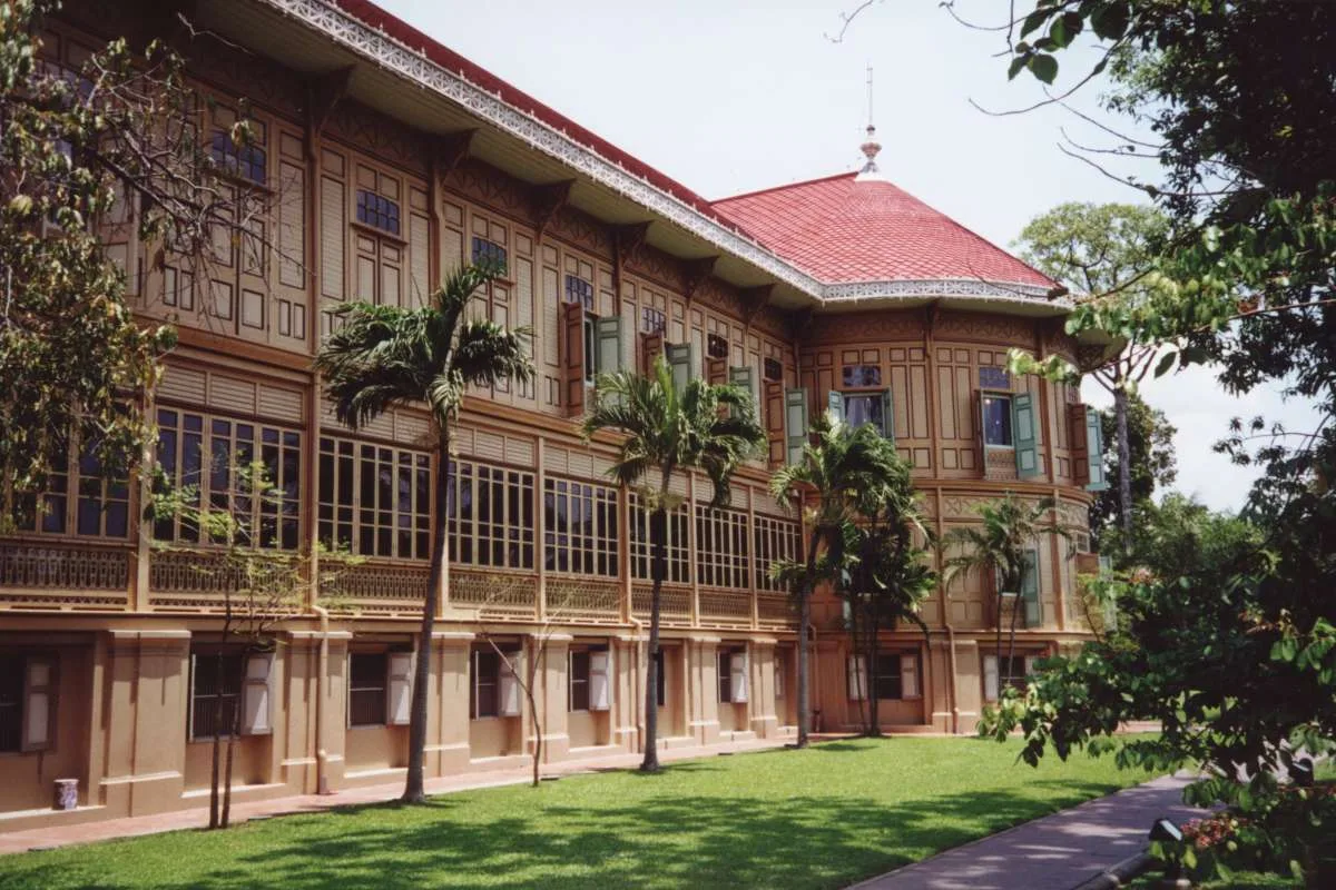 พระที่นั่งวิมานเมฆ ด้านข้าง มองเห็นแนวหน้าต่างไม้ยาวต่อเนื่อง