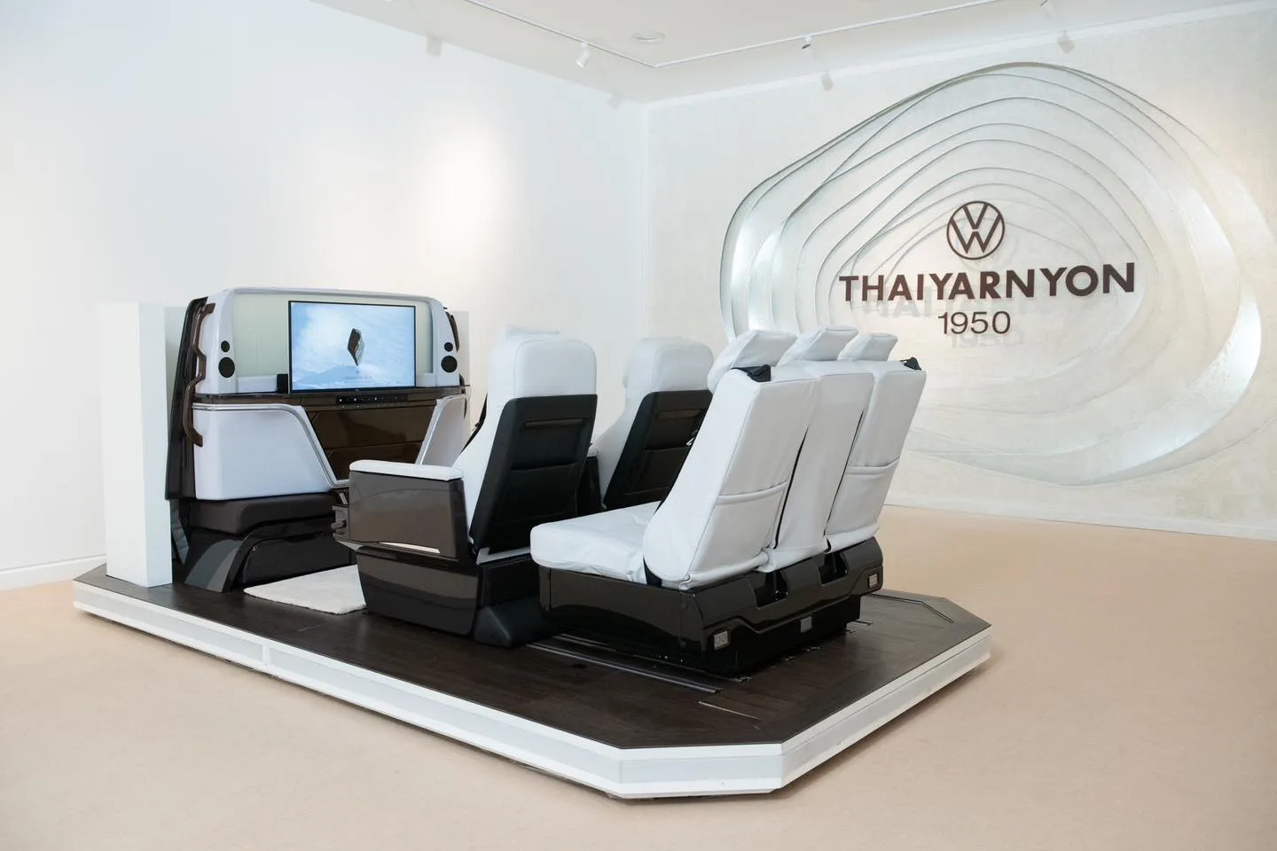 ชุดกระจกกั้นพร้อมจอ เบาะ VIP 2 ที่นั่ง และเบาะยาว 3 ที่นั่ง บนแท่นพื้น จัดแสดงนอกตัวรถในโชว์รูมไทยยานยนตร์