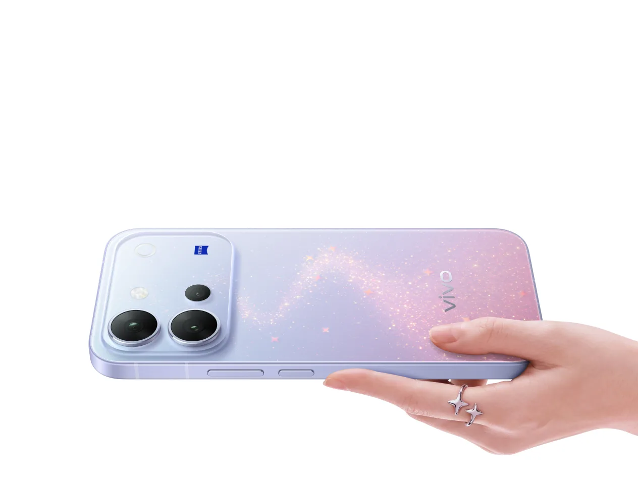 มือถือ vivo V80 สี Starwish Purple ในมือ เห็นชุดกล้องและโลโก้ ZEISS