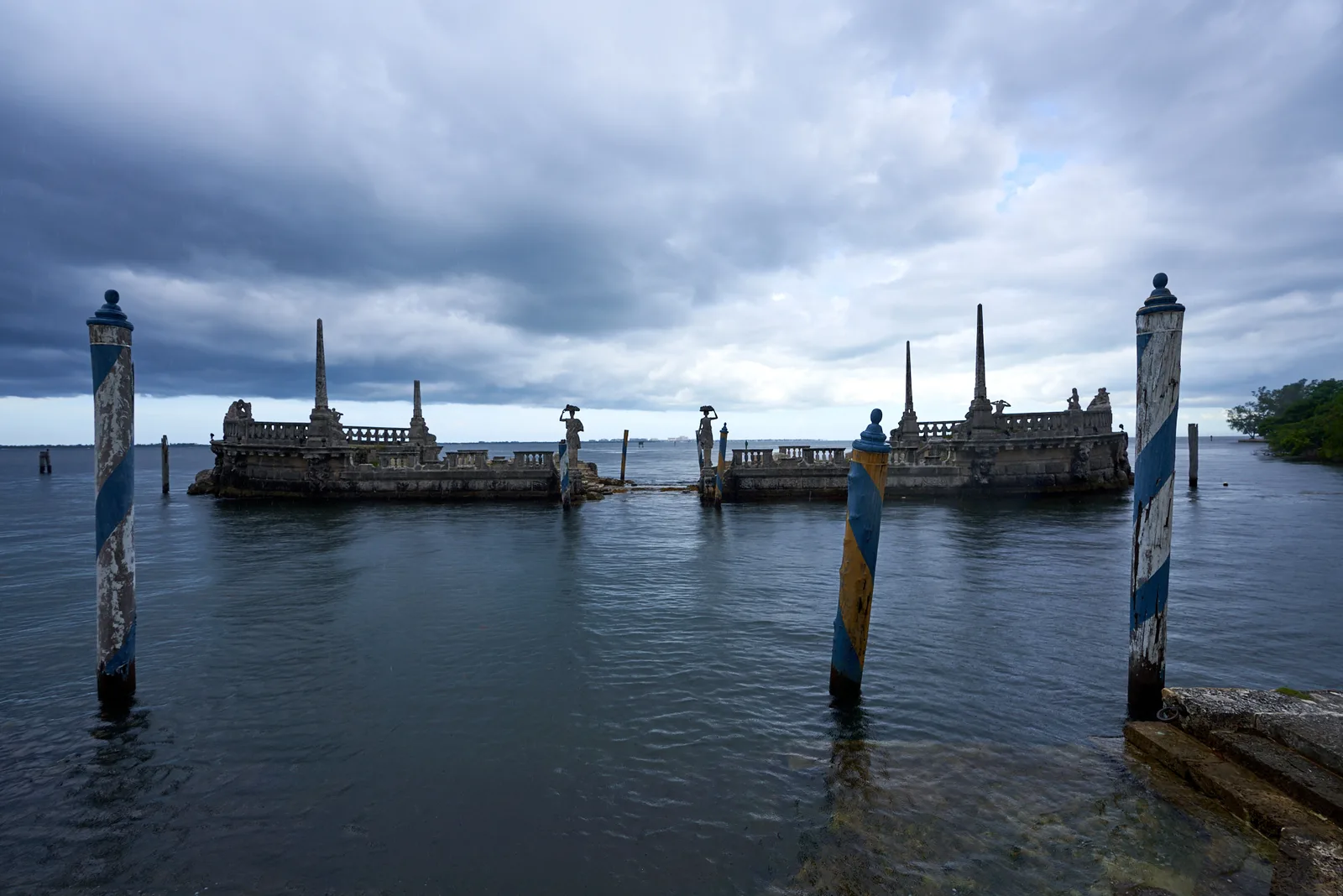 Barge เขื่อนกันคลื่นรูปเรือหินหน้าบ้าน Vizcaya ในอ่าว Biscayne ภาพถ่ายเดือนสิงหาคม 2019