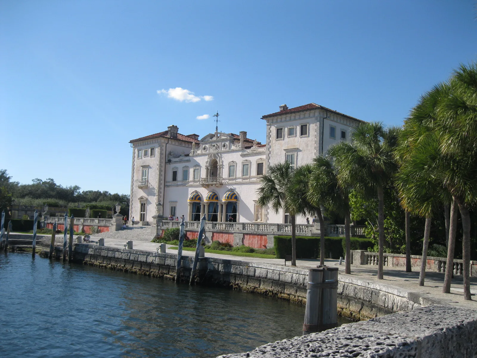 บ้าน Vizcaya มองข้ามน้ำจากฝั่งอ่าว ภาพถ่ายเดือนมกราคม 2012