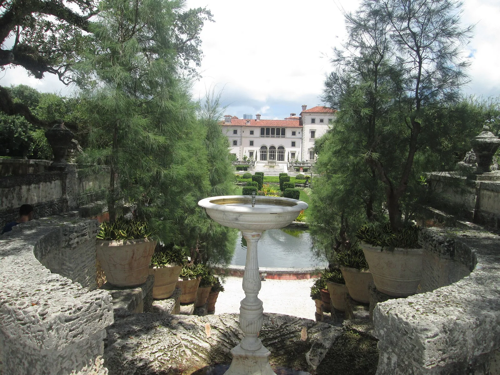 อ่างน้ำพุในสวน Vizcaya โดยมีตัวบ้านอยู่ด้านหลัง ภาพถ่ายเดือนสิงหาคม 2015
