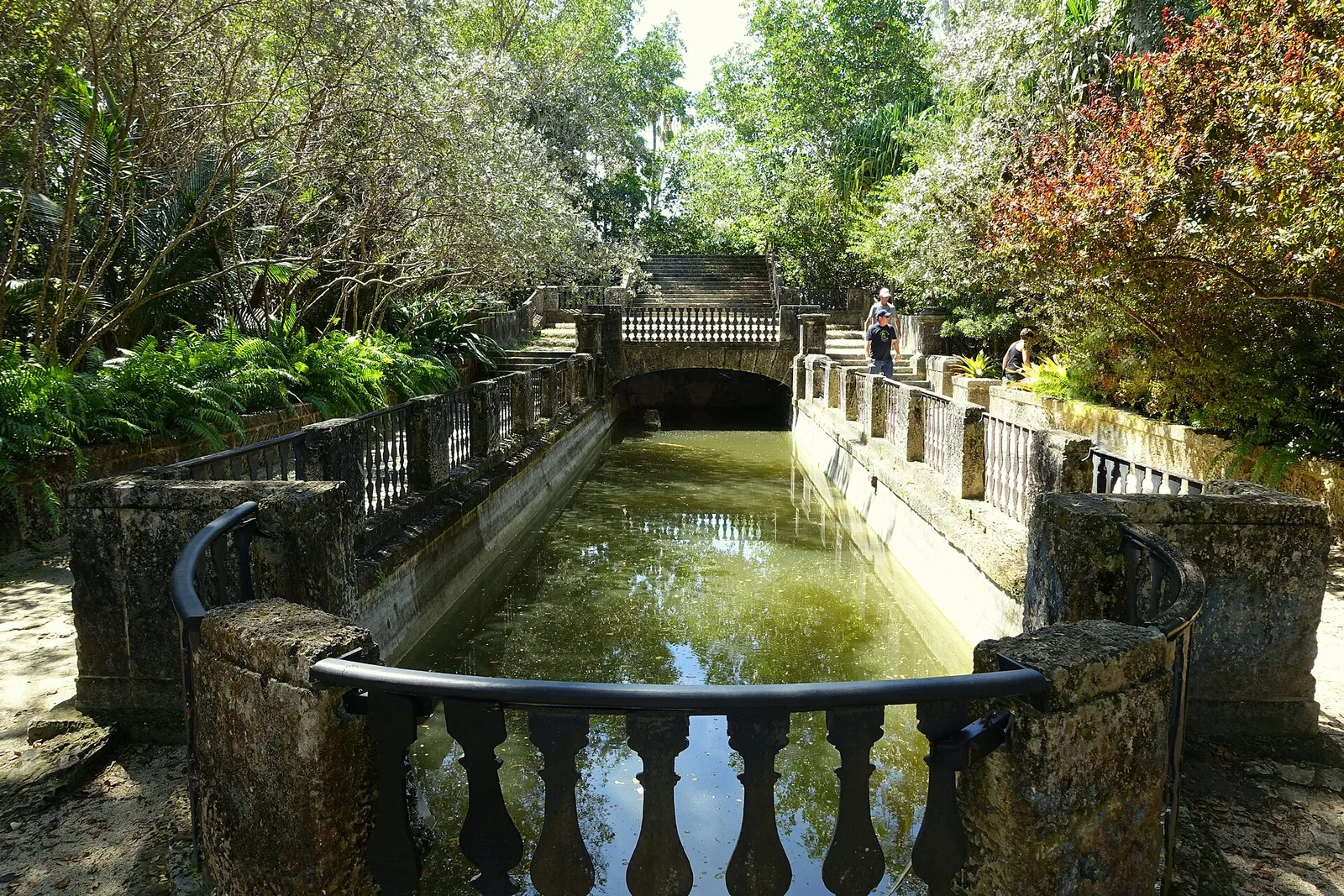 สระน้ำยาวในสวนของ Vizcaya ภาพถ่ายเดือนมีนาคม 2017