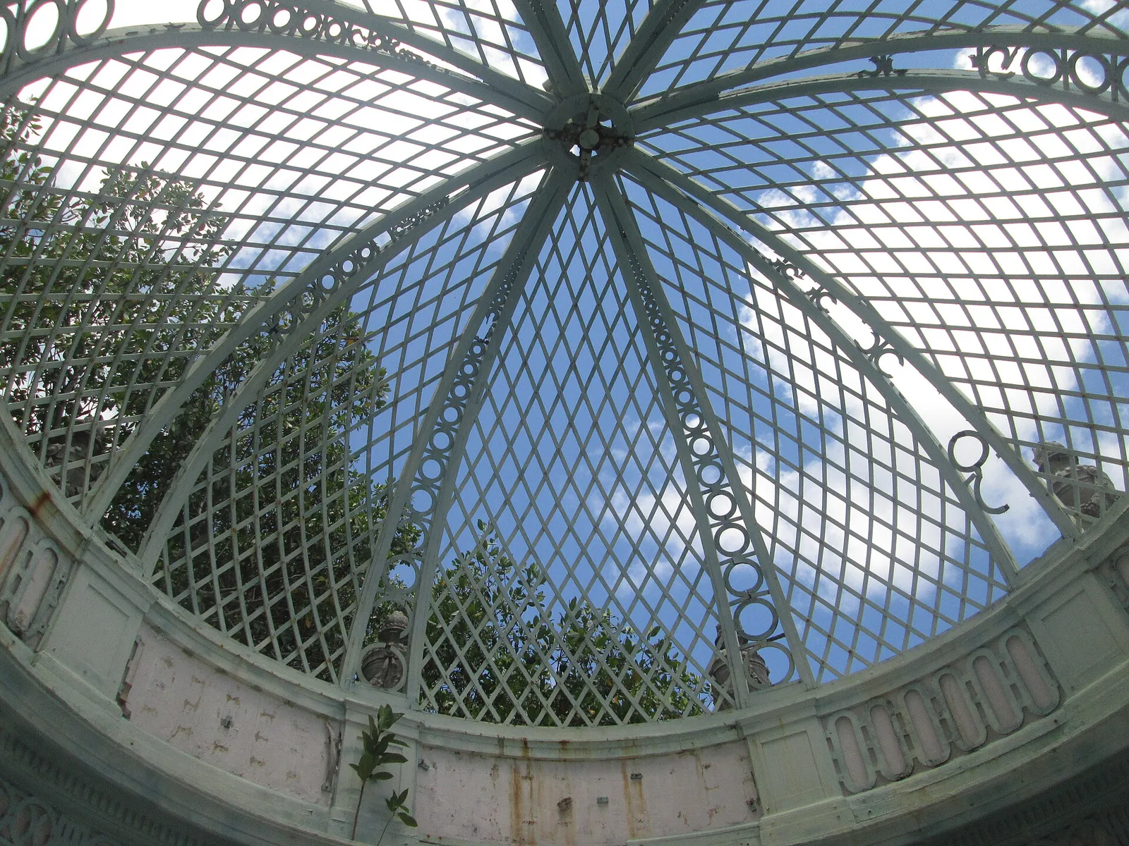 โดมระแนงของศาลาในสวน Vizcaya มองจากด้านล่าง ภาพถ่ายเดือนสิงหาคม 2015