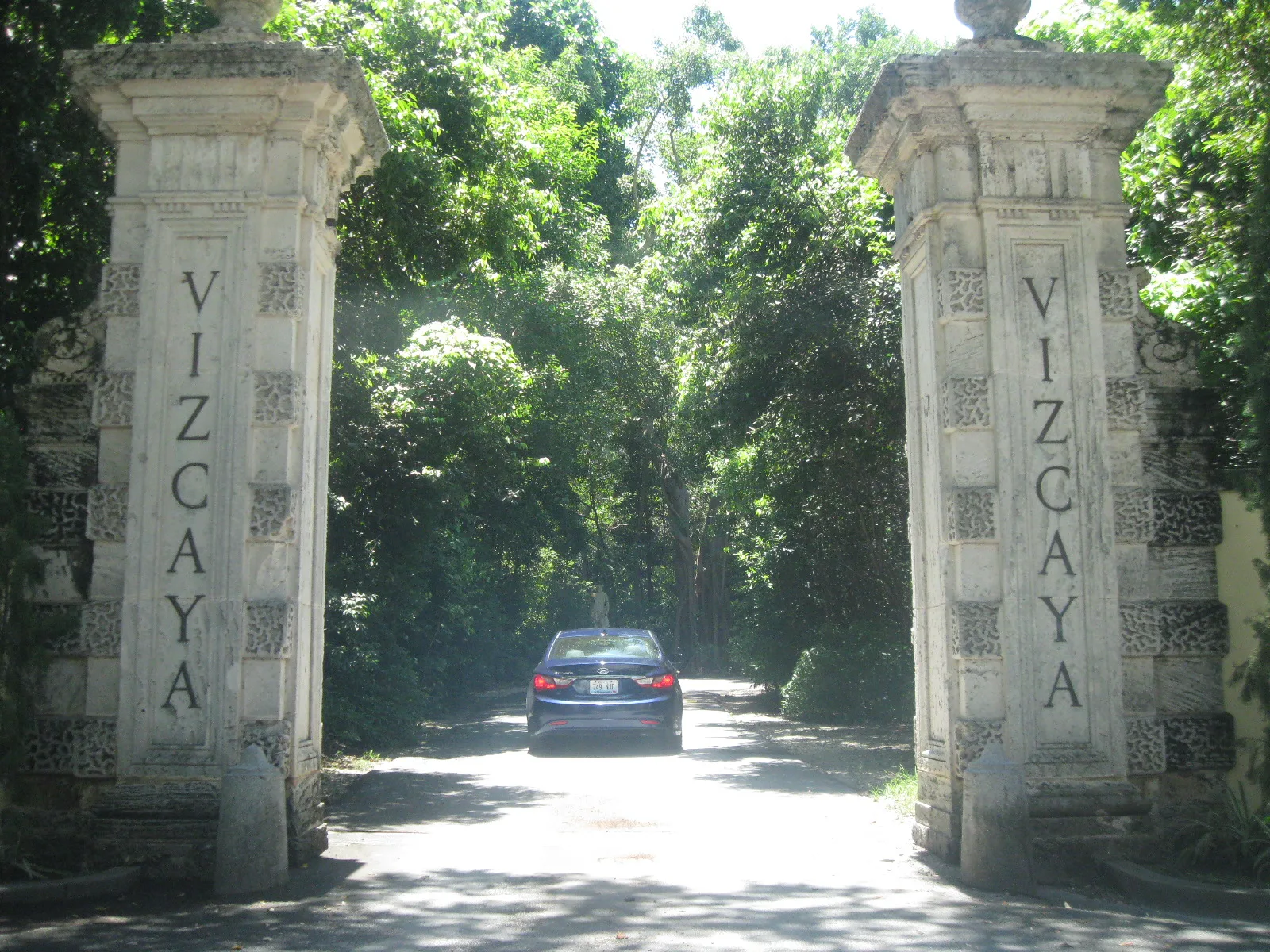 ประตูทางเข้าหลักของ Vizcaya เสาหินสลักชื่อ VIZCAYA ภาพถ่ายเดือนกรกฎาคม 2013