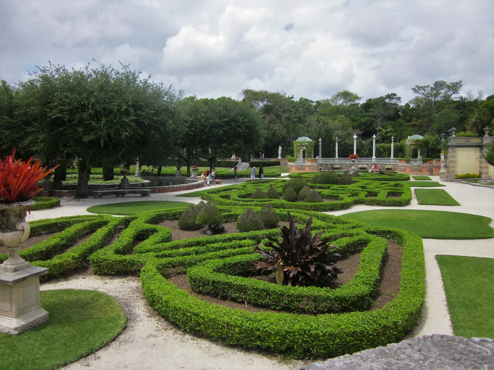 แปลงไม้พุ่มตัดแต่งในสวนแบบแผนของ Vizcaya ภาพถ่ายเดือนเมษายน 2013