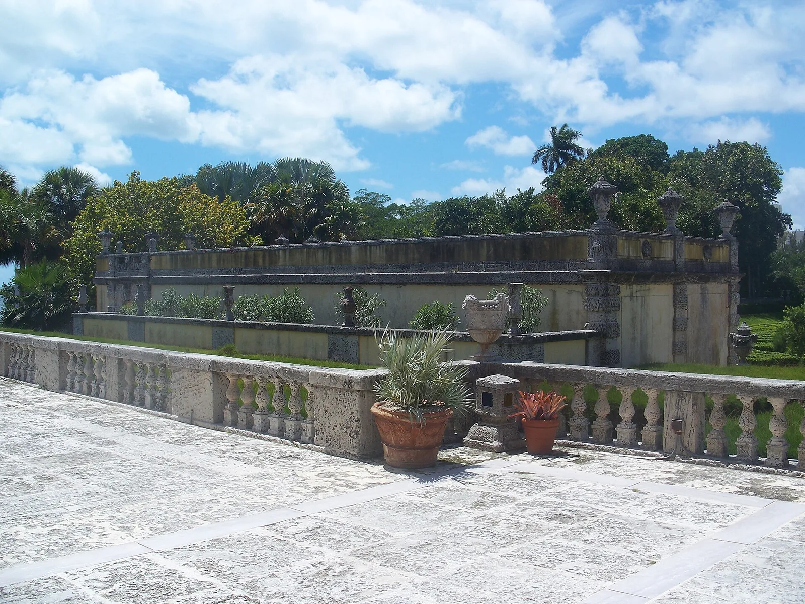 ลานริมสวนของ Vizcaya ที่มีซุ้มโค้งหิน ภาพถ่ายเดือนเมษายน 2011