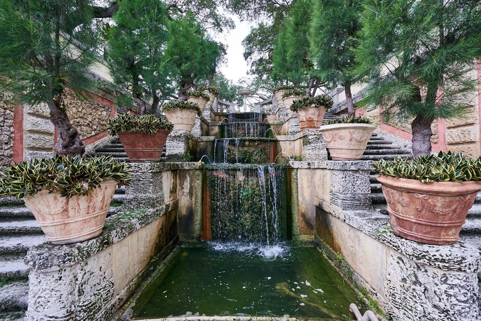 ลานน้ำตกขั้นบันไดและกระถางต้นไม้ในสวนของ Vizcaya ภาพถ่ายเดือนสิงหาคม 2019