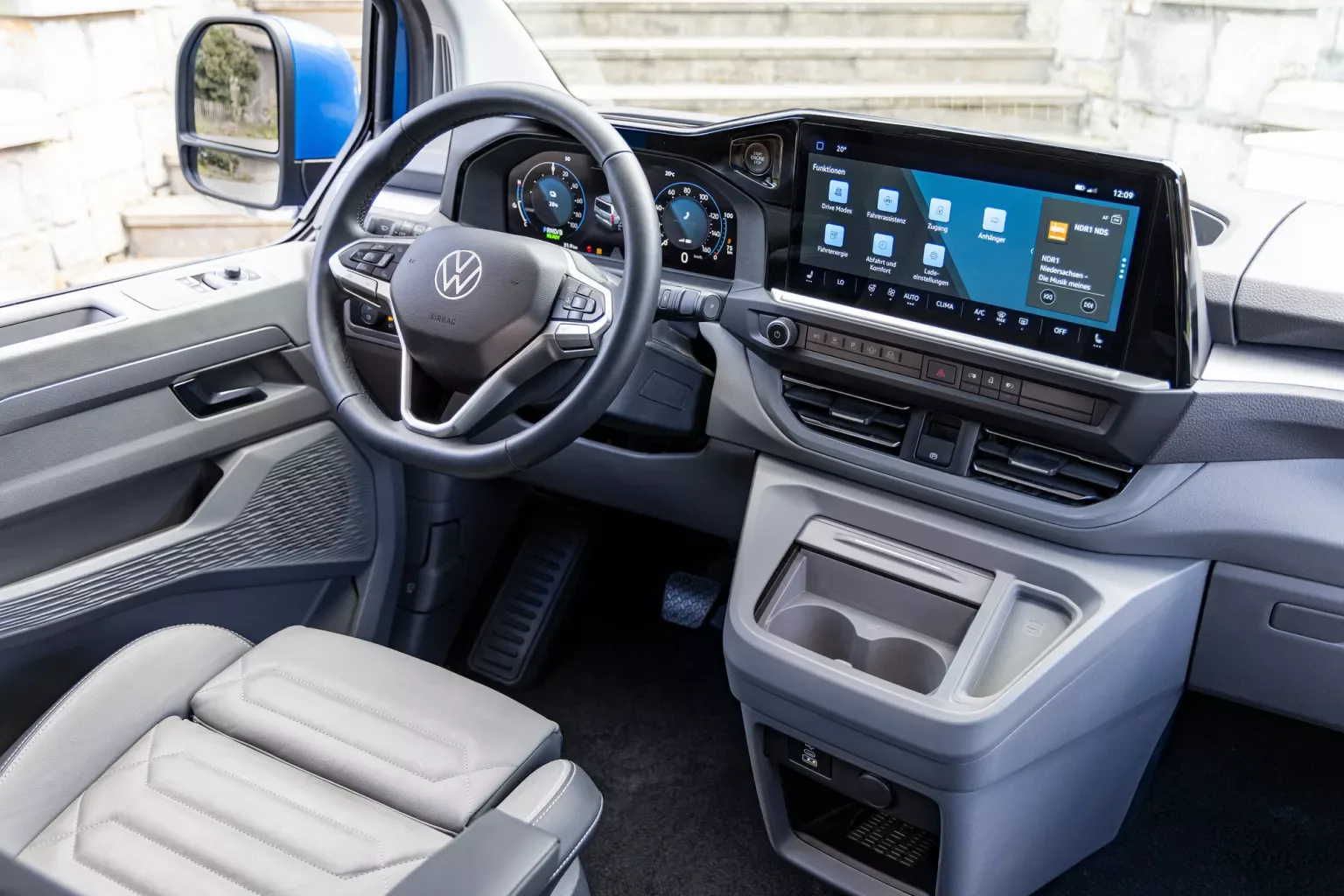 ห้องคนขับของ Transporter และ Volkswagen Caravelle T7 รุ่นใหม่ จอมาตรวัดดิจิทัลและจอสัมผัสกลางวางต่อกัน มีพวงมาลัยมัลติฟังก์ชัน