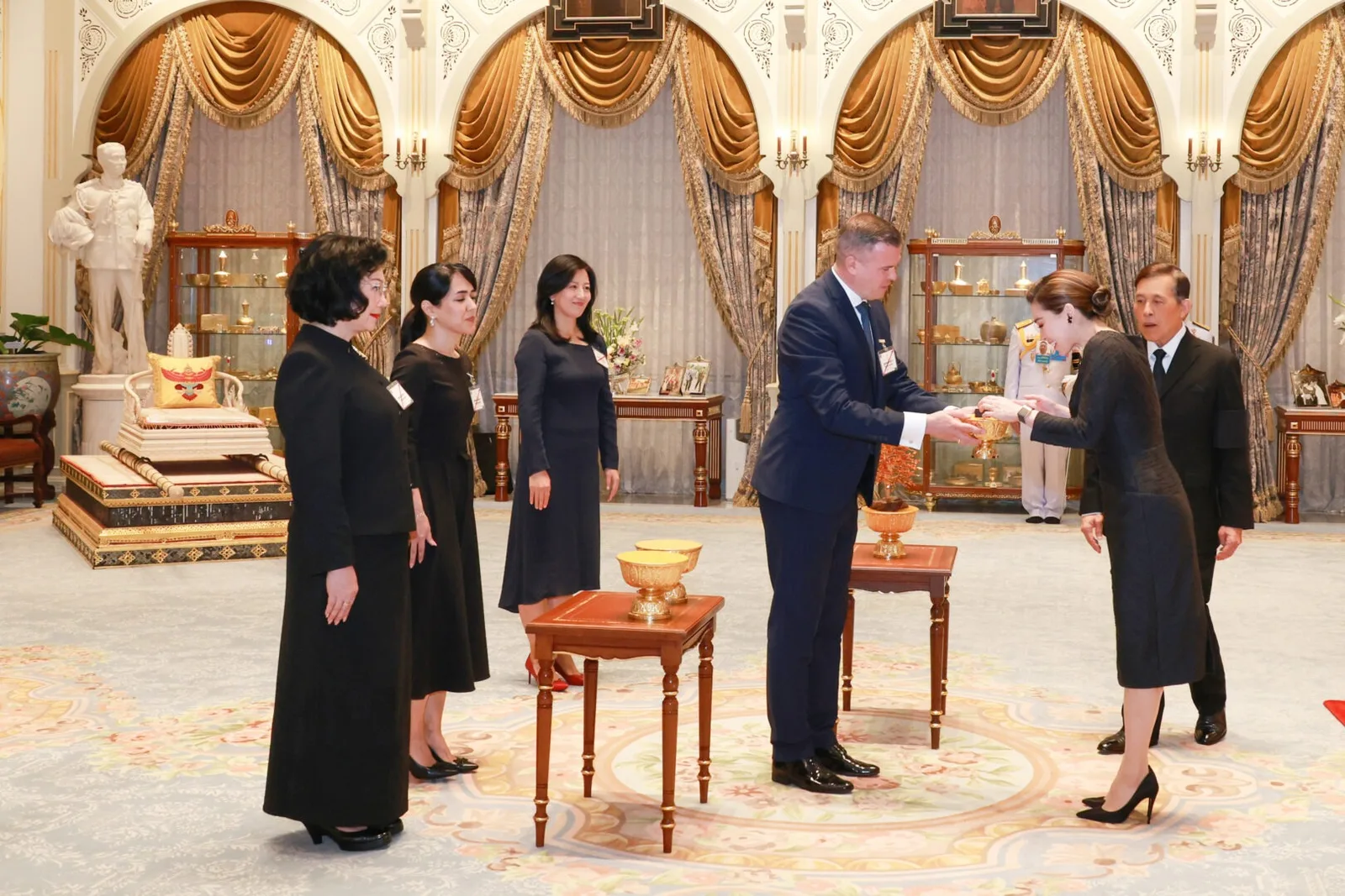 ภาพจากข่าว ร่วมเข้าเฝ้าทูลละอองธุลีพระบาท ณ พระที่นั่งอัมพรสถาน พระราชวังดุสิต