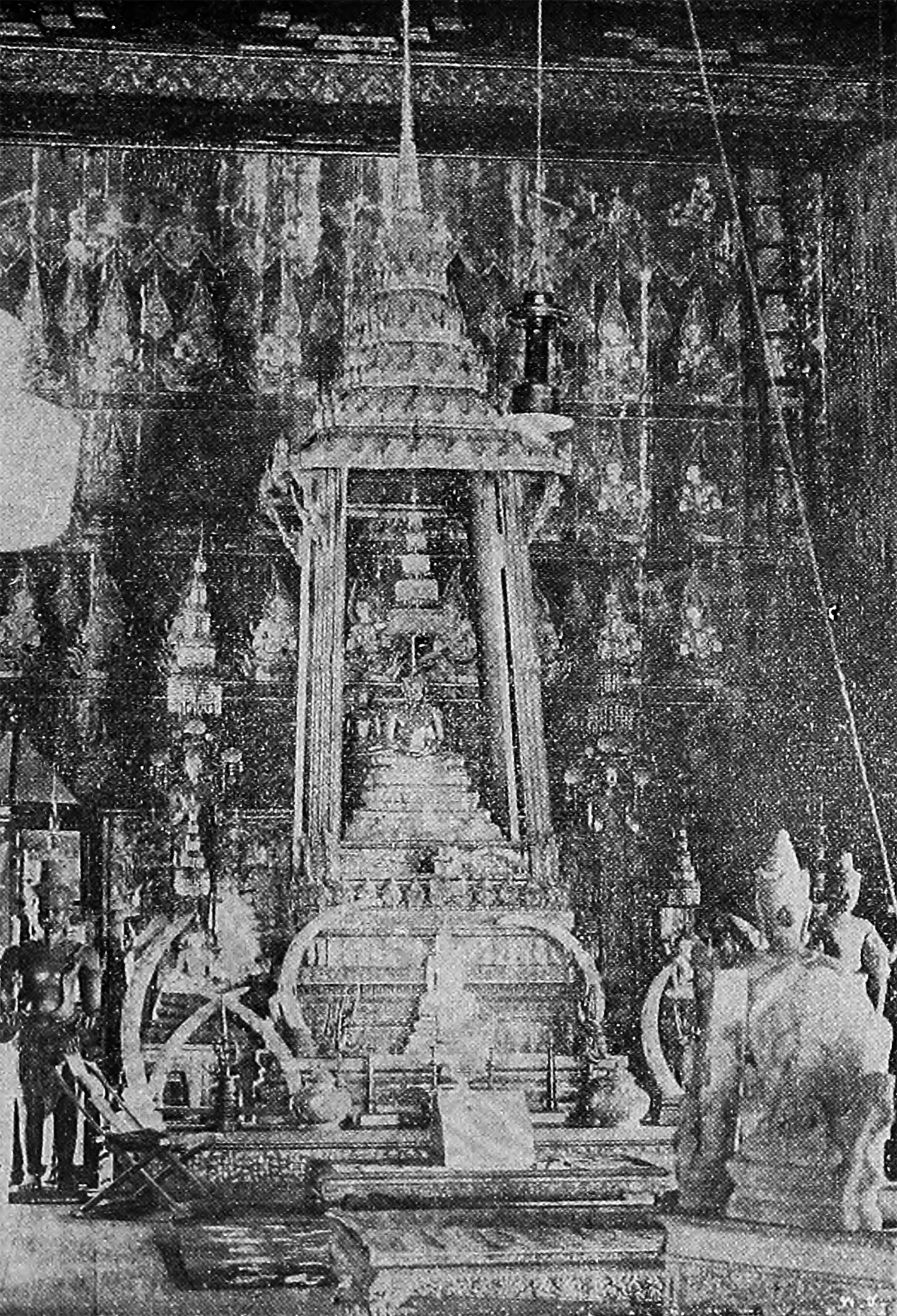 ภาพถ่ายเก่า พระพุทธสิหิงค์ ใน พระที่นั่งพุทไธสวรรย์ จากหนังสือที่พิมพ์เมื่อ พ.ศ. 2475