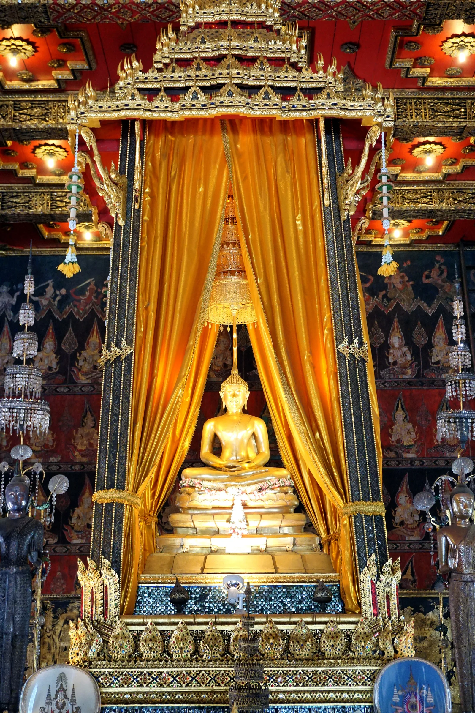 พระพุทธสิหิงค์ ประดิษฐานใน พระที่นั่งพุทไธสวรรย์ ภาพถ่ายเมื่อ พ.ศ. 2560