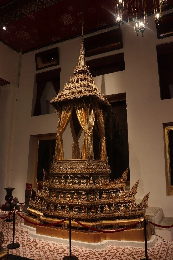 พระที่นั่งบุษบกเกริน ศิลปะรัตนโกสินทร์ ที่จัดแสดงใน พระที่นั่งอิศราวินิจฉัย