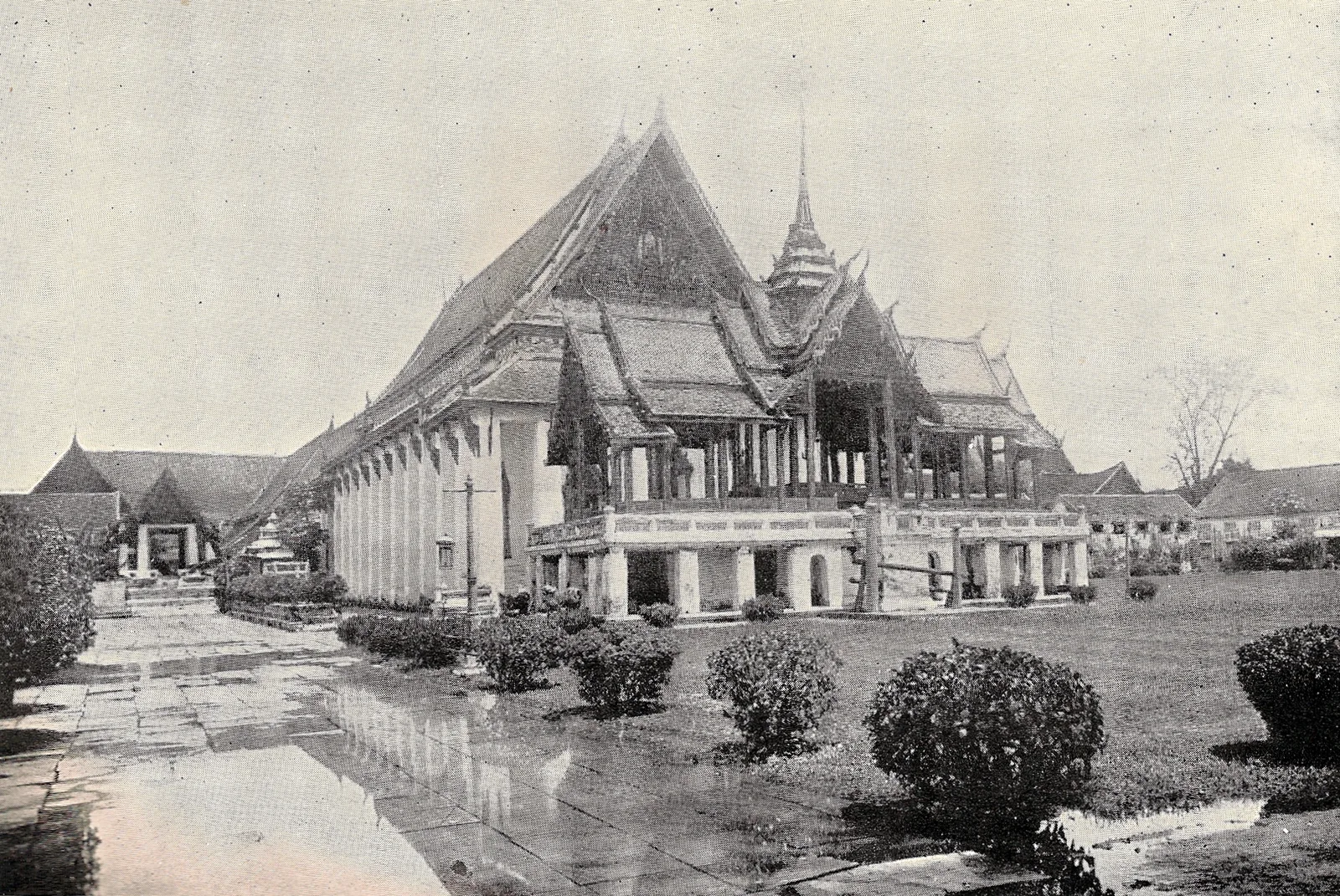 ภาพถ่ายเก่า ราว พ.ศ. 2433 (ค.ศ. 1890) อาคารภายใน พระราชวังบวรสถานมงคล หรือวังหน้า