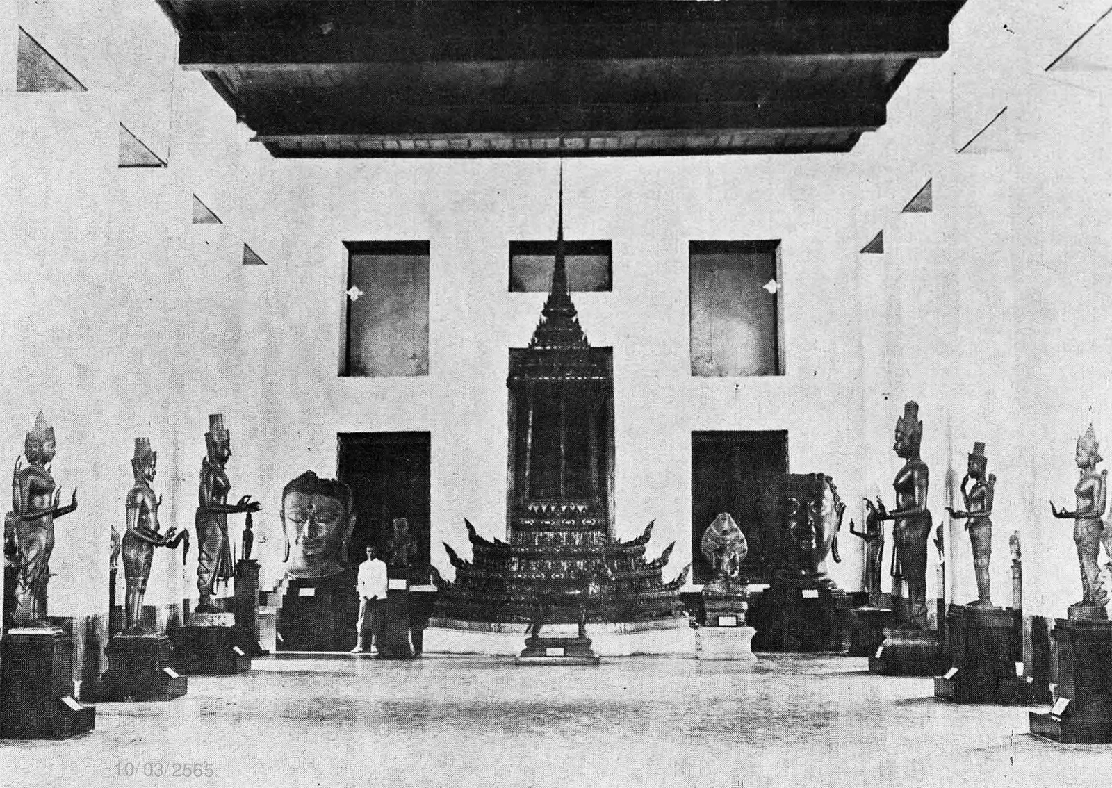 พระที่นั่งอิศราวินิจฉัย ขณะใช้เป็นห้องจัดแสดงโบราณวัตถุ ภาพจากหนังสือที่พิมพ์เมื่อ พ.ศ. 2473