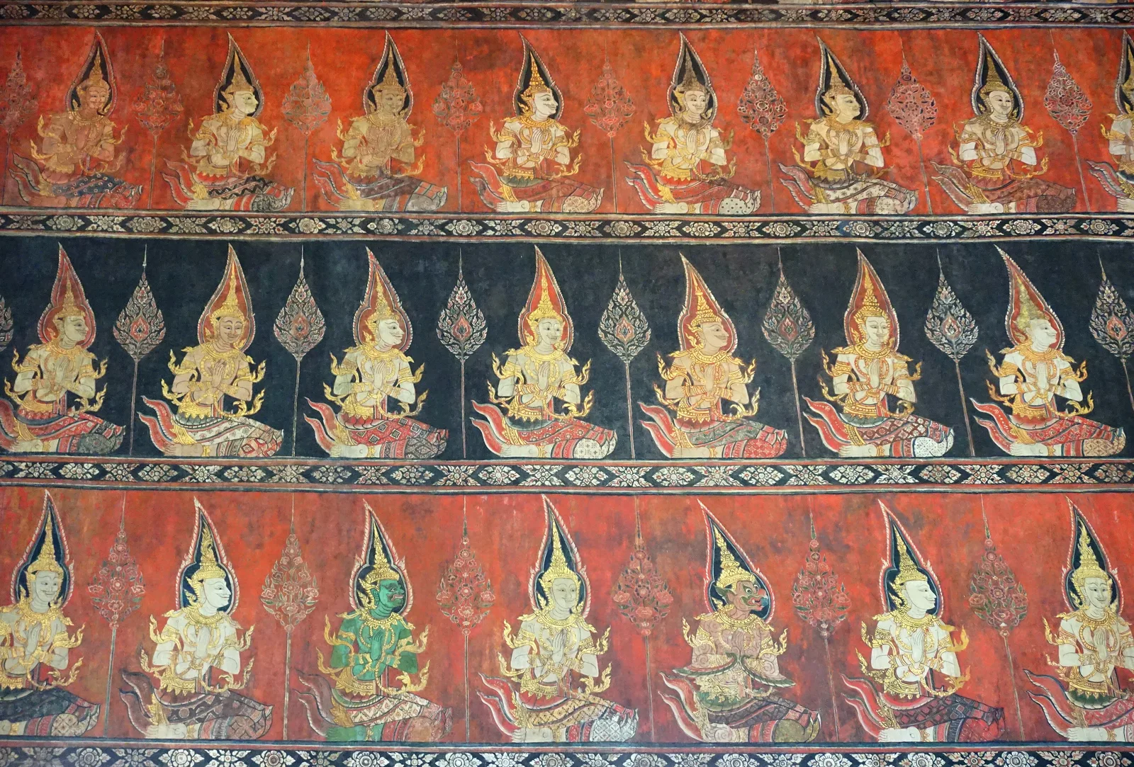 จิตรกรรมฝาผนังแถวเทพชุมนุม ภายใน พระที่นั่งพุทไธสวรรย์ ภาพถ่ายเมื่อ พ.ศ. 2560
