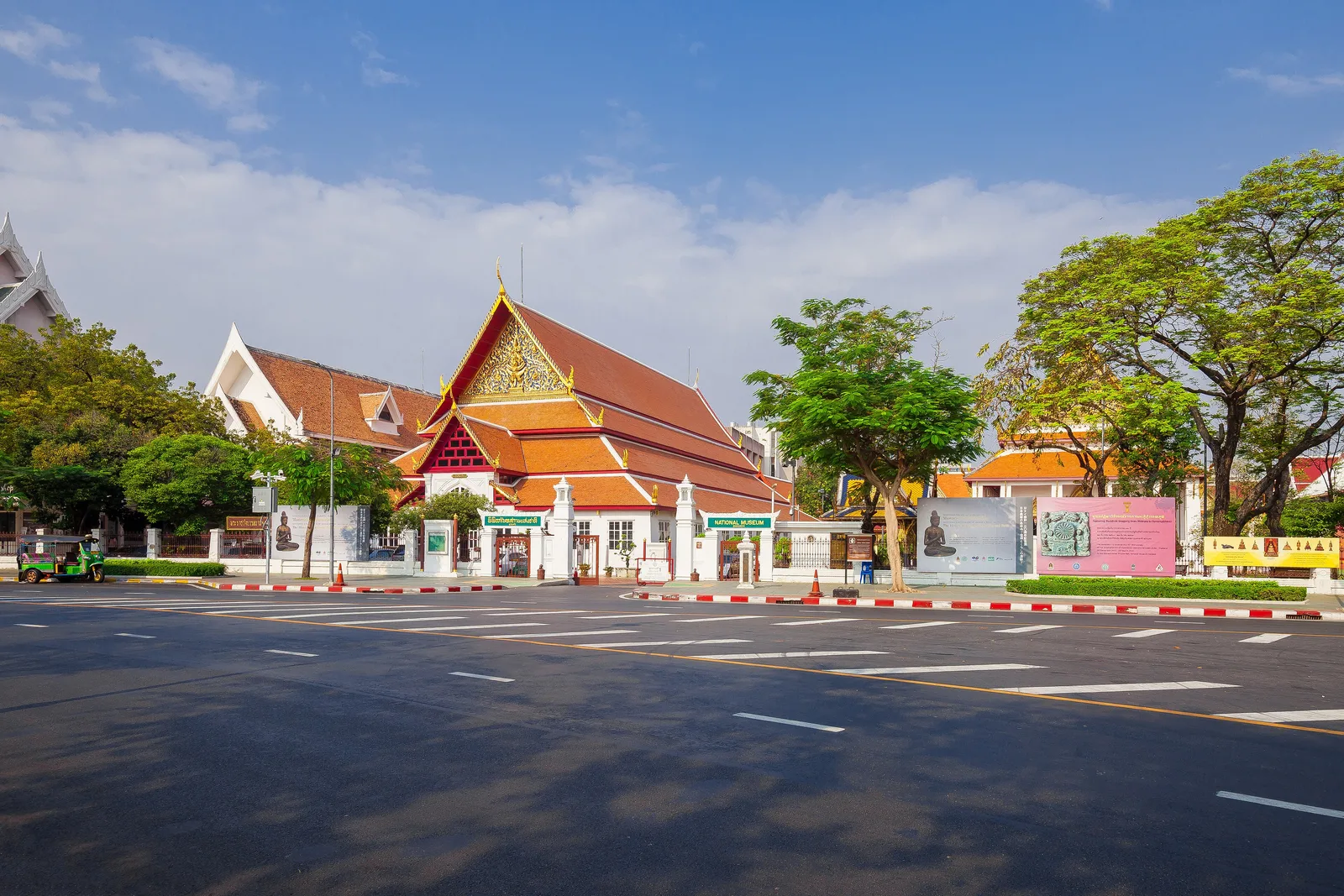พิพิธภัณฑสถานแห่งชาติ พระนคร มองจากถนนด้านหน้า ภาพถ่ายเมื่อ พ.ศ. 2561