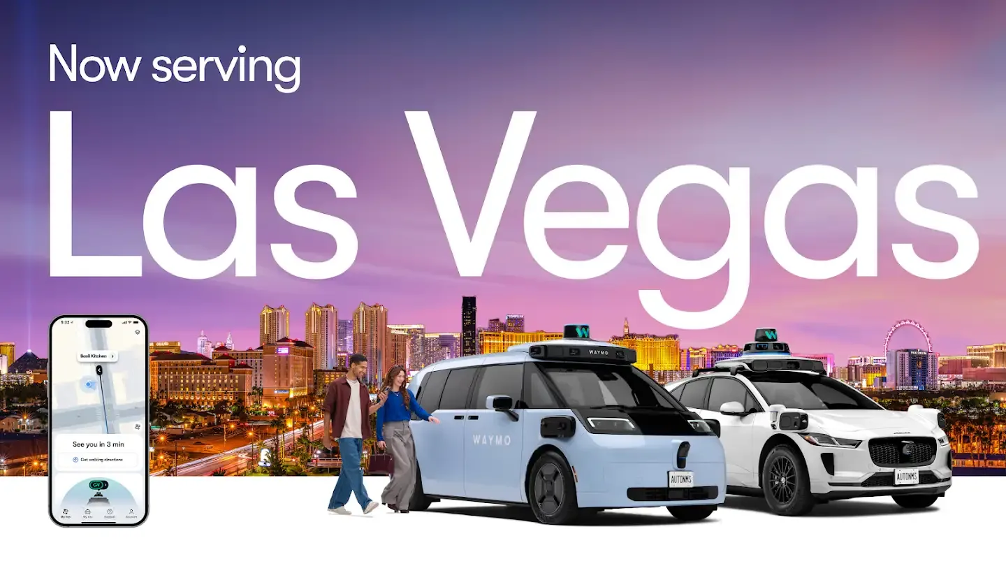 ภาพประกาศ Now serving Las Vegas ของ Waymo แสดงรถไร้คนขับสองรุ่น ผู้โดยสาร และแอป Waymo บนสมาร์ตโฟน
