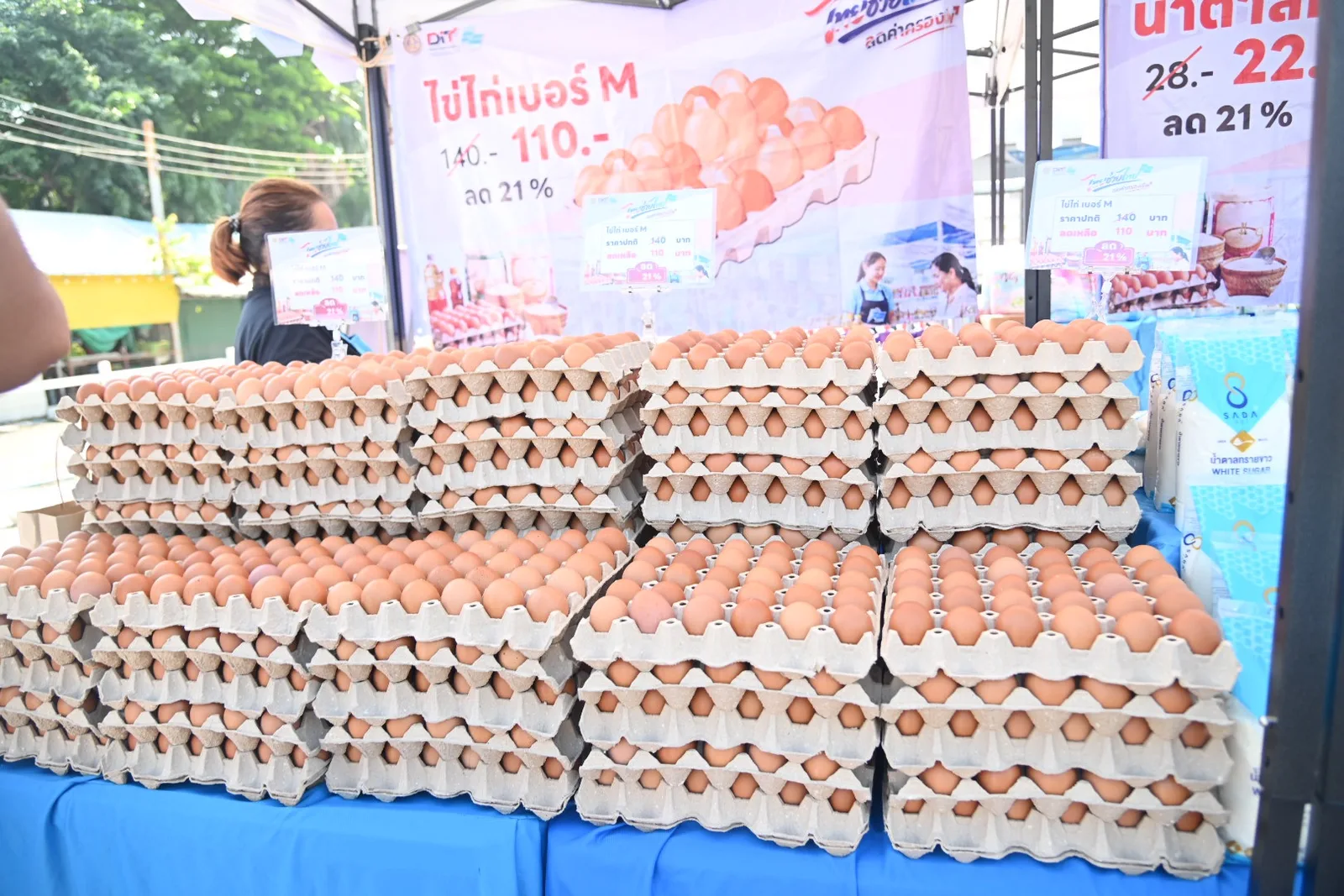 ไข่ไก่เบอร์ M แผงละ 110 บาท ที่จุดจำหน่ายไทยช่วยไทย ธงฟ้าลดค่าครองชีพ เคหะร่มเกล้า