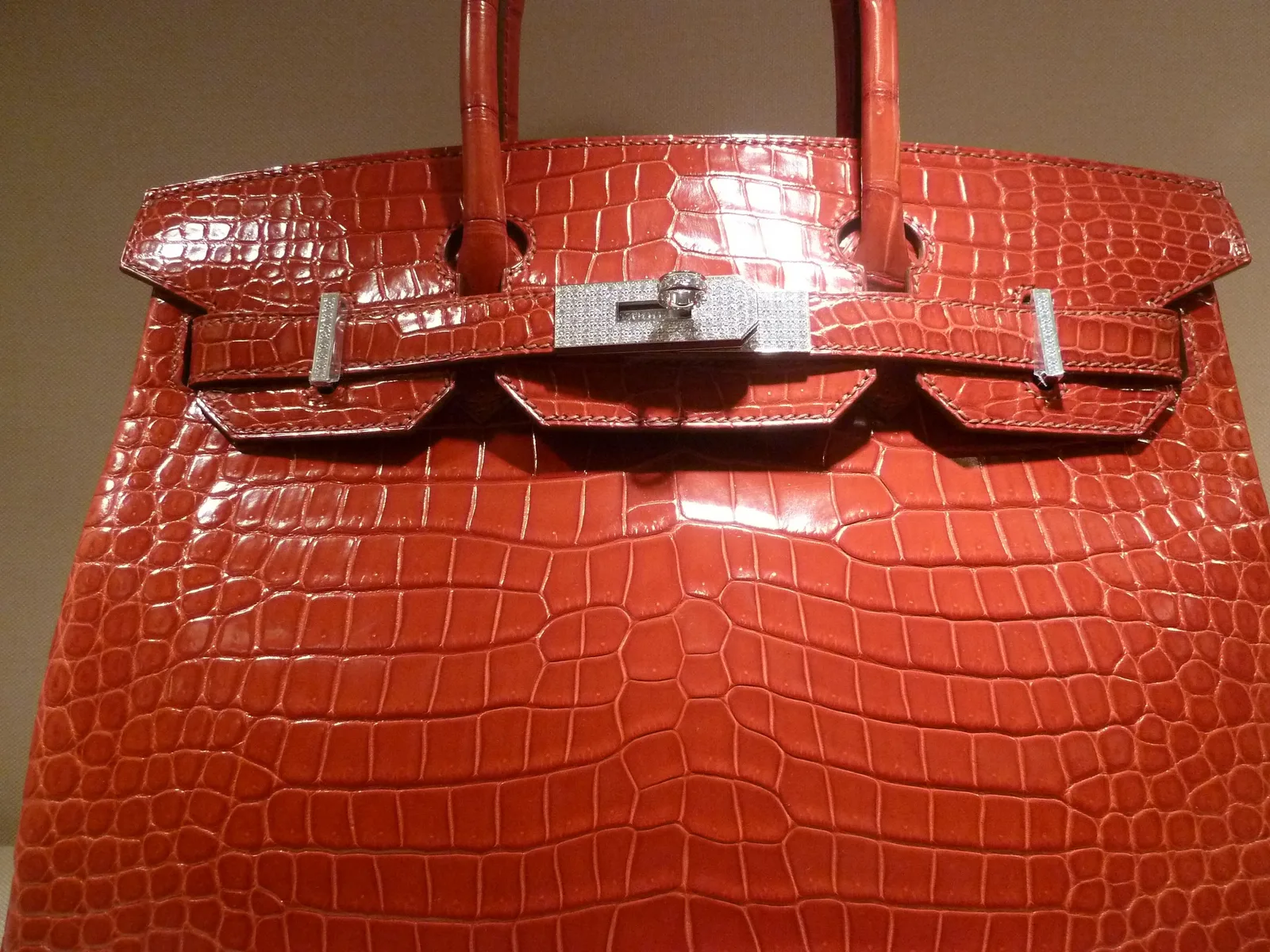 กระเป๋า Hermès Birkin หนังจระเข้สีแดง อะไหล่ประดับเพชร