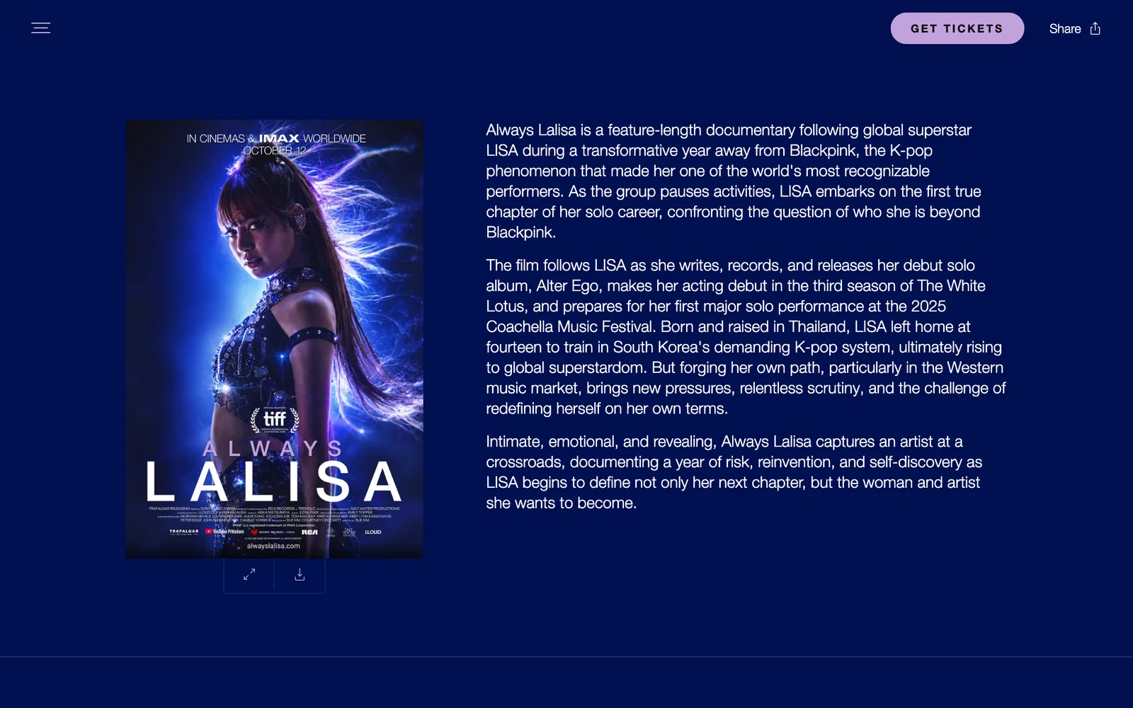 ภาพหน้าจอหน้าเรื่องย่อบนเว็บไซต์ทางการ alwayslalisa.com แสดงโปสเตอร์สารคดี Always Lalisa ที่ระบุว่าเข้าฉายในโรงภาพยนตร์และ IMAX ทั่วโลก 12 ตุลาคม และเรื่องย่อภาษาอังกฤษ