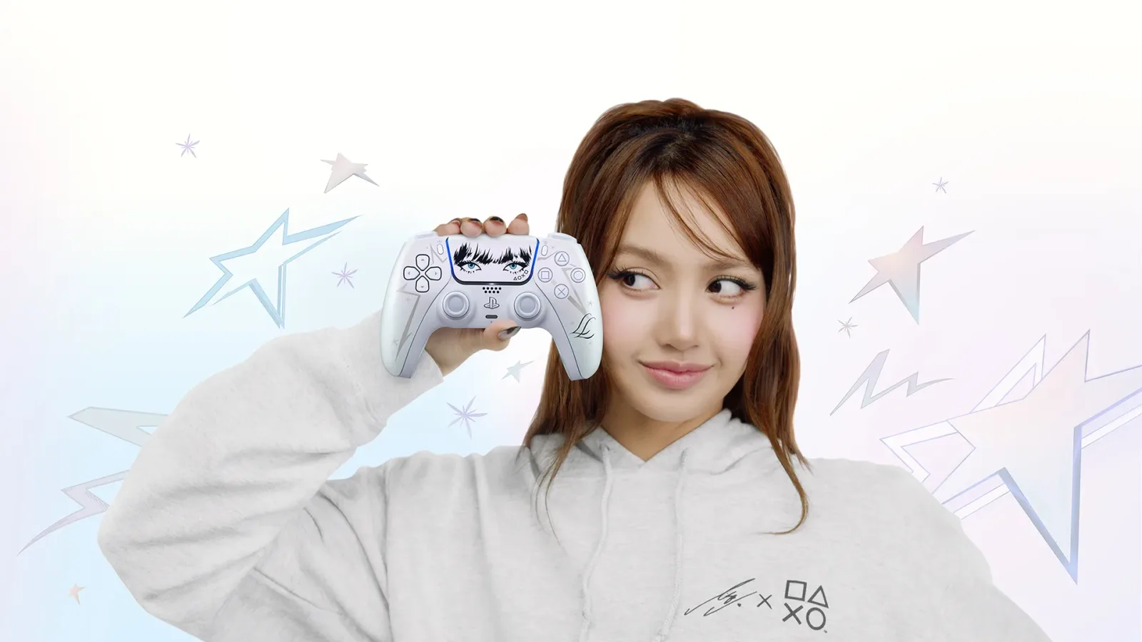 LISA สวมเสื้อฮู้ดสีเทาถือจอย DualSense รุ่น LISA Limited Edition สี Chroma Pearl ที่มีลายดวงตาและหน้าม้าบนทัชแพด