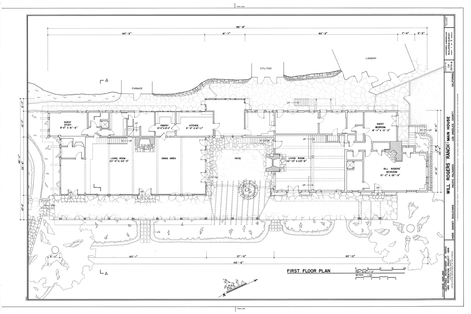 แบบผังชั้นล่างของบ้านใน Will Rogers Ranch จาก Historic American Buildings Survey (HABS CA-2273-A) ปี 1988 แสดงห้องนั่งเล่น ห้องอาหาร ห้องครัว ลาน patio ระหว่างสองปีก และทางเดินหินรอบบ้าน