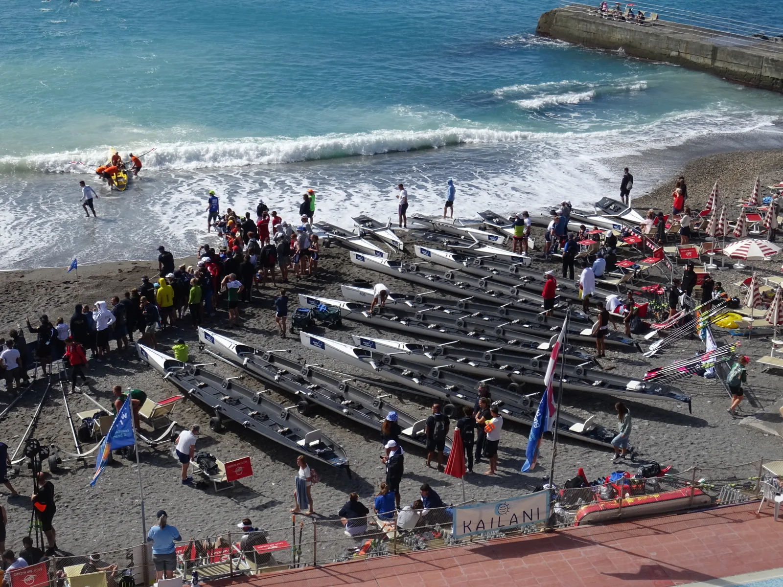 เรือ coastal แบบ 4 ฝีพายวางบนชายหาดในรายการ World Rowing Beach Sprint Finals ปี 2024