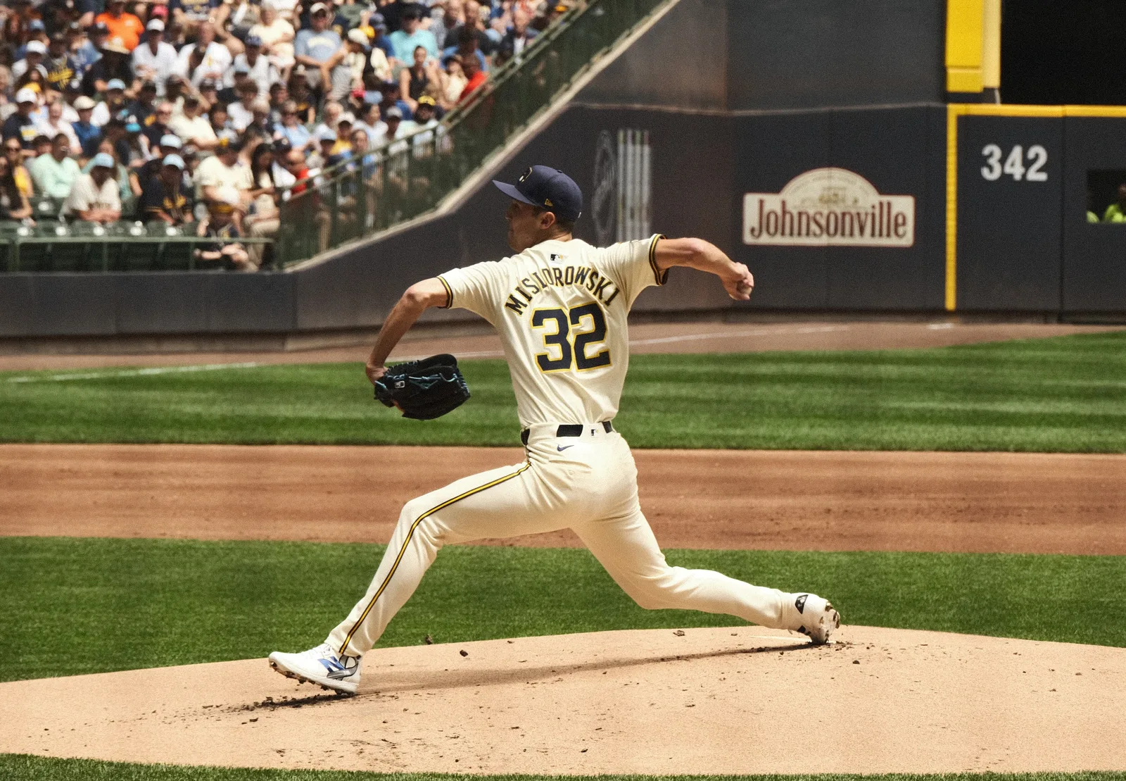Jacob Misiorowski หมายเลข 32 ของ Milwaukee Brewers ในชุดสีครีมกำลังขว้างลูกจากเนิน
