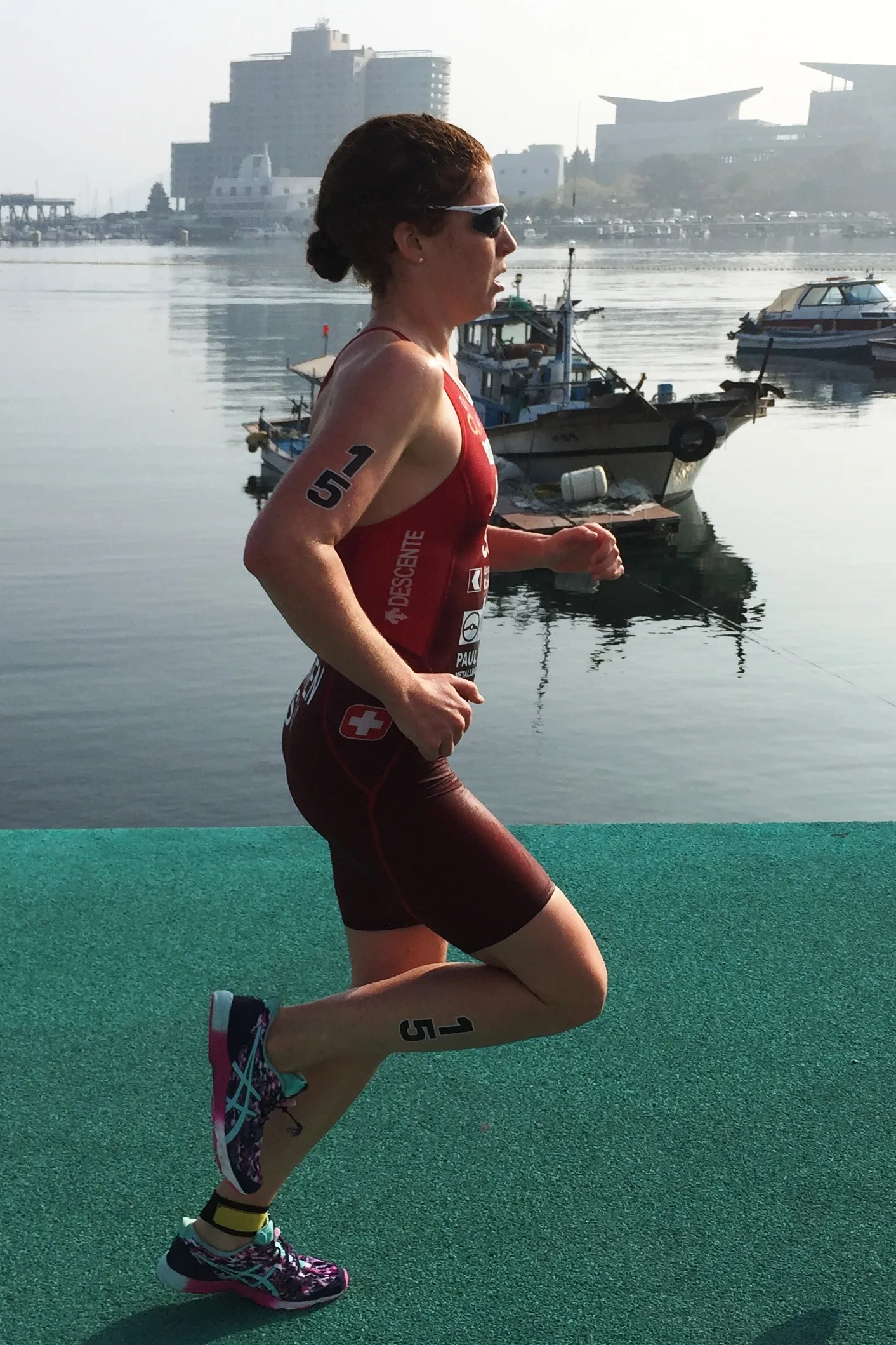Jolanda Annen จากสวิตเซอร์แลนด์วิ่งเลียบอ่าวทงยองใน Triathlon World Cup Tongyeong ปี 2015