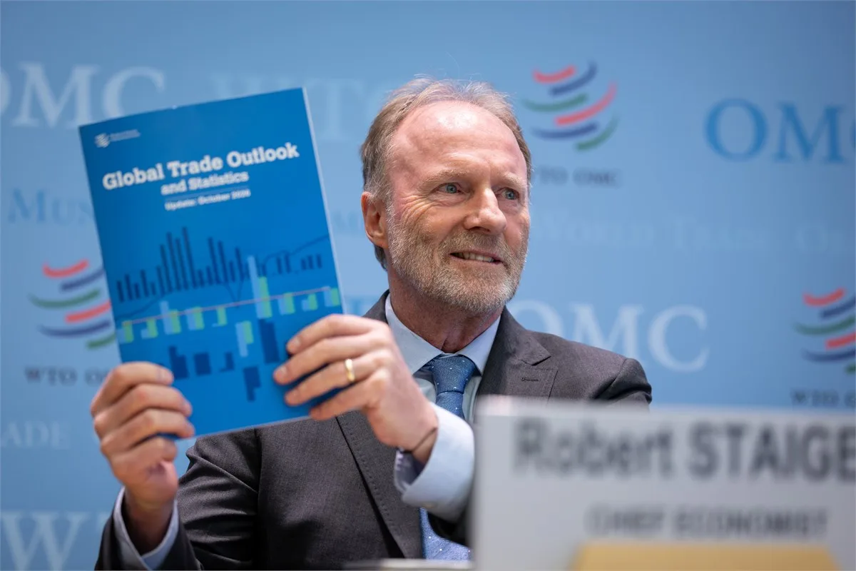 Robert Staiger หัวหน้านักเศรษฐศาสตร์ WTO ชูรายงาน Global Trade Outlook and Statistics ฉบับตุลาคม 2026 ในการแถลงข่าวคาดการณ์การค้าโลก