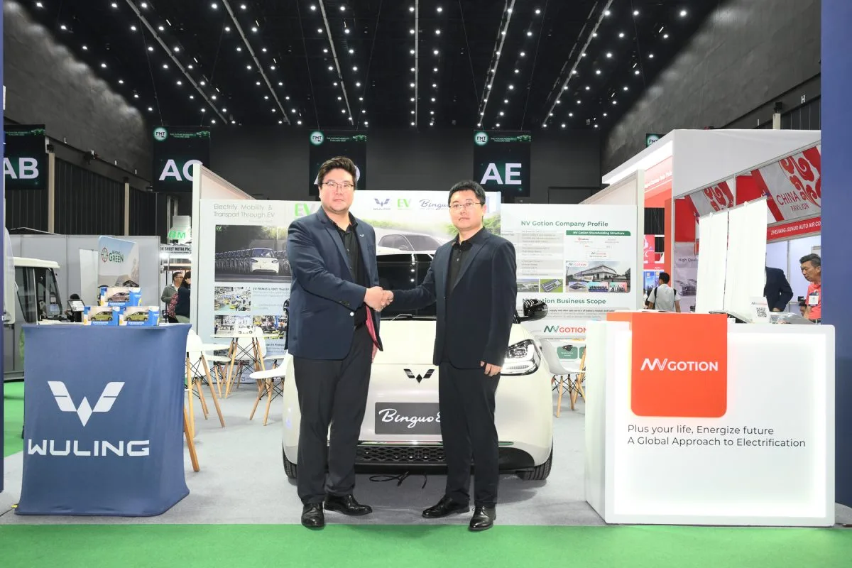 ผู้บริหาร อีวี ไพรมัส และ NV Gotion จับมือกันหน้ารถ Wuling Binguo EV สีขาวที่บูธแบตเตอรี่ NV Gotion