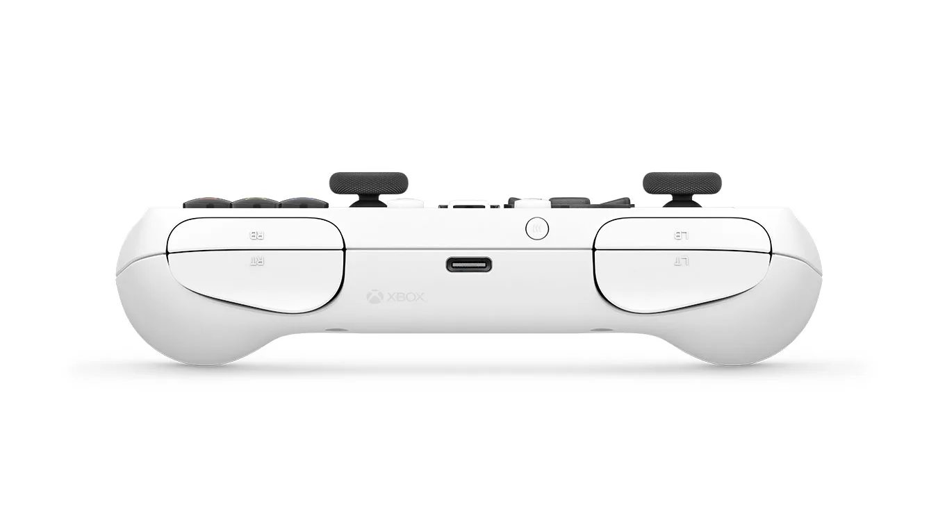 ด้านบนของ Xbox Nano Controller มีปุ่มไหล่และช่อง USB-C