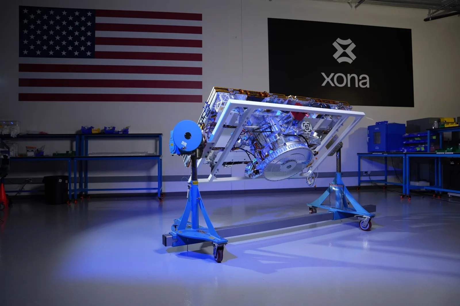 ดาวเทียม Pulsar ของ Xona บนแท่นประกอบในโรงงาน