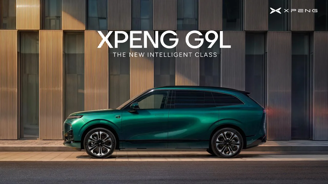 ด้านข้างของ XPENG G9L สีเขียวจอดหน้าอาคาร พร้อมข้อความ XPENG G9L The New Intelligent Class