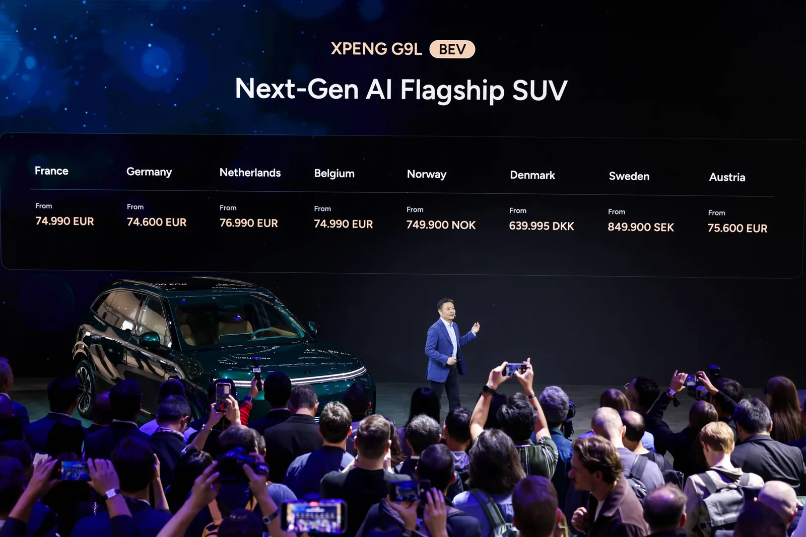 ป้ายราคา XPENG G9L รุ่นไฟฟ้าล้วนบนเวทีเปิดตัวที่ปารีส แสดงราคาเริ่มต้นใน 8 ประเทศยุโรป