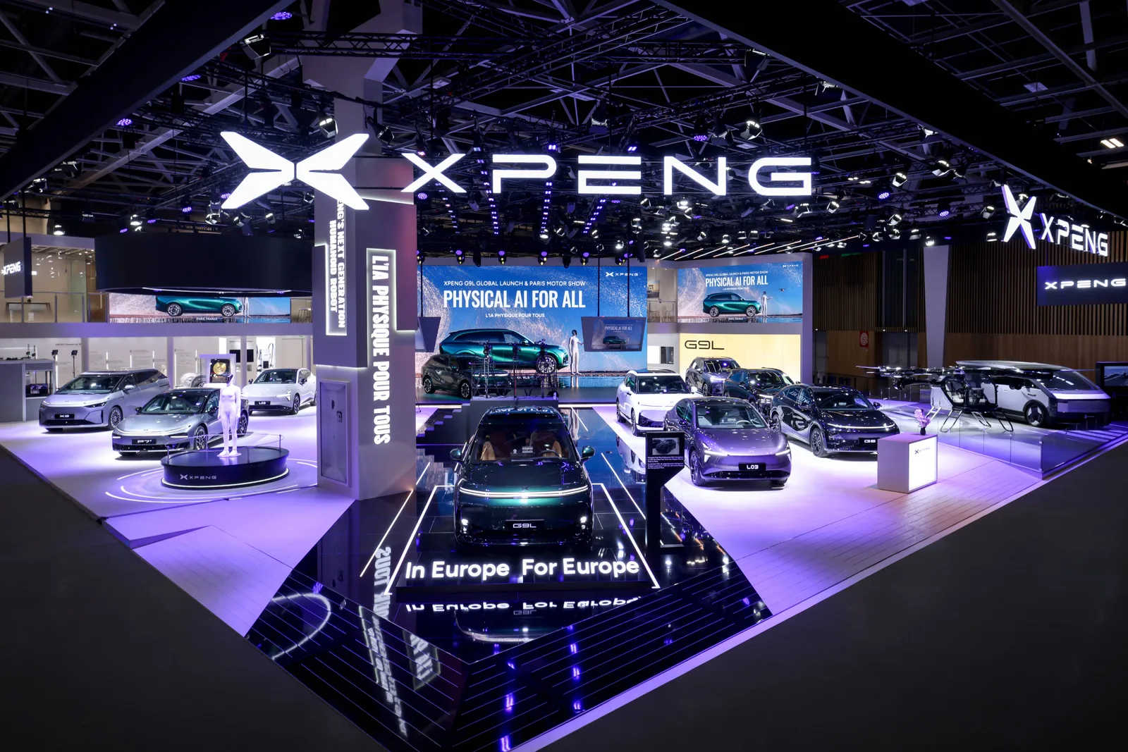 บูธ XPENG ที่ Paris Motor Show 2026 จัดแสดง G9L สีเขียวไว้กลางเวที ล้อมด้วยรถรุ่นอื่นของ XPENG