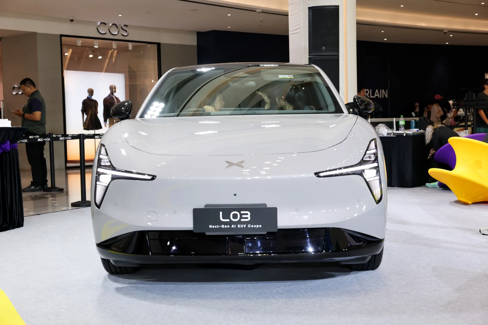 XPENG L03 สีขาว มองจากด้านหน้า ป้ายทะเบียนเขียนว่า L03