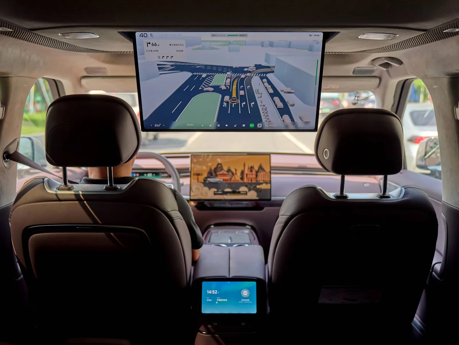 ห้องโดยสารของ Robotaxi XPENG YOYO มองจากเบาะหลัง เห็นจอความบันเทิงขนาดใหญ่สำหรับผู้โดยสารแถวที่สอง