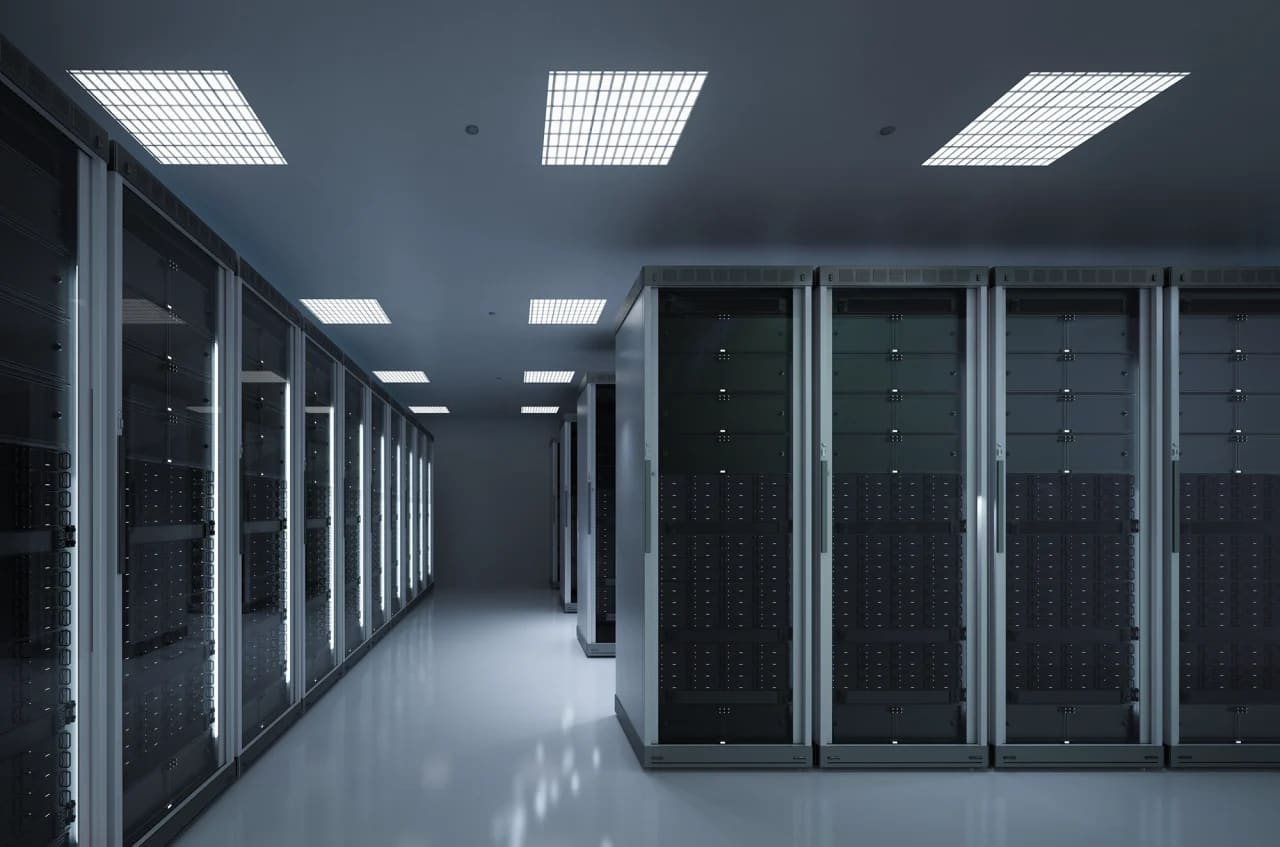 ทางเดินระหว่างแถวตู้แร็กเซิร์ฟเวอร์ในห้อง Data Center