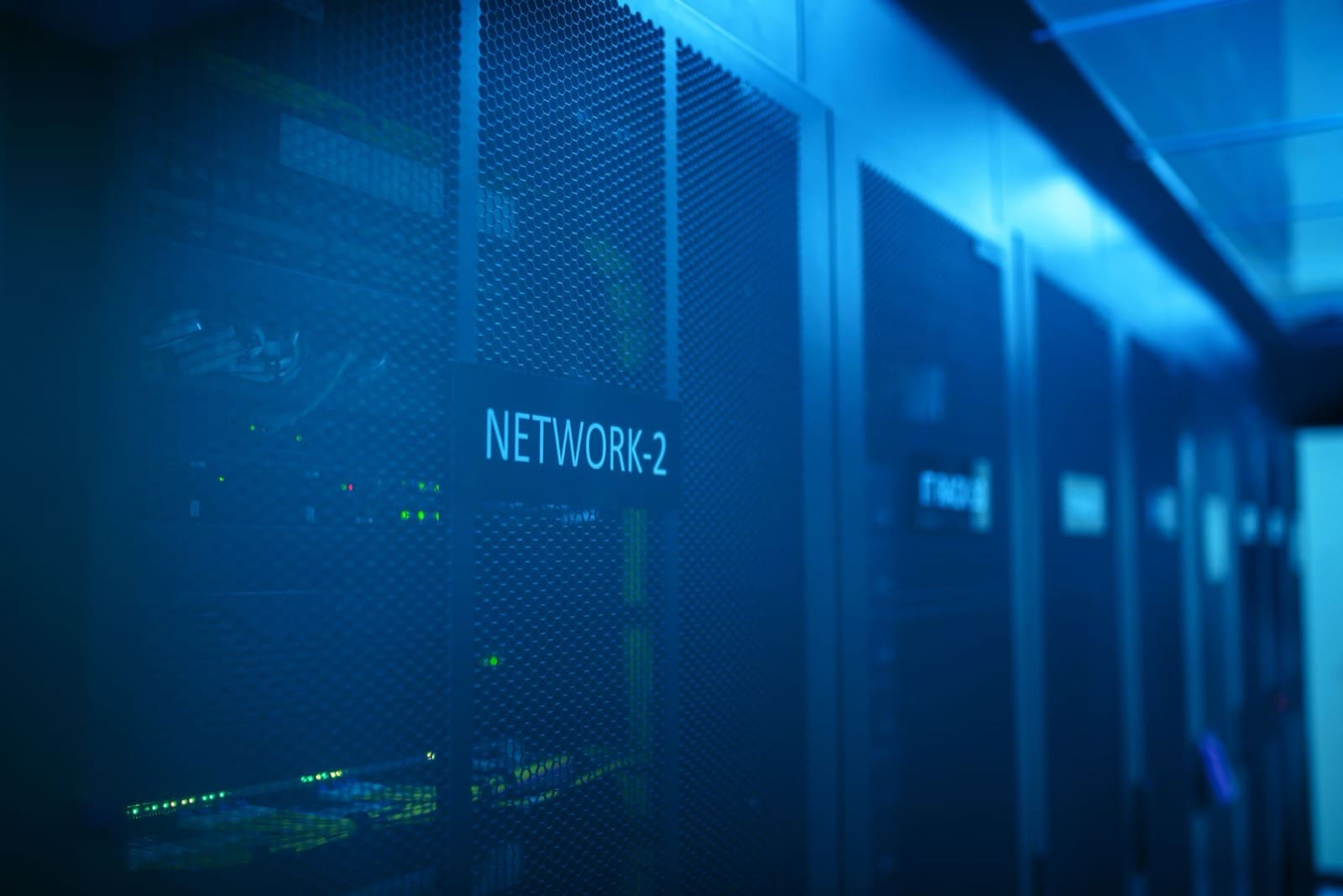 ตู้เซิร์ฟเวอร์ในห้อง Data Center ใต้แสงไฟสีฟ้า
