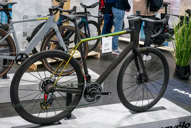 จักรยานเสือหมอบ Cervélo โครงคาร์บอนสีดำเขียว ล้อคาร์บอนขอบสูงและดิสก์เบรก จัดแสดงในงาน Cyclingworld Europe 2024