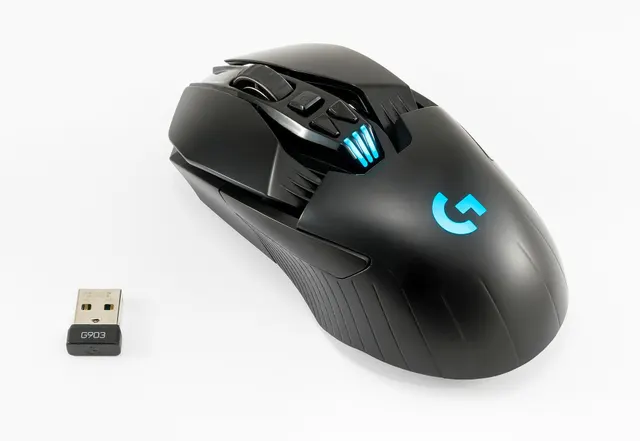 เมาส์เกมมิ่งไร้สายสีดำมีไฟสีฟ้า วางบนพื้นหลังขาวพร้อมตัวรับสัญญาณ USB