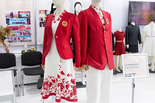หุ่นโชว์ชุดสูทสีแดงลายดอกไม้สีขาวและกางเกงสีขาว ชุดพิธีเปิดของทีมจีน โตเกียว 2020 จัดแสดงในนิทรรศการ